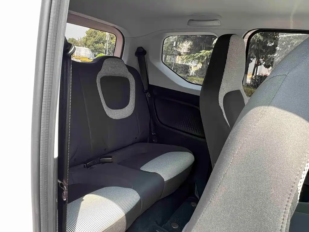 Wuling MINIEV — миниатюра 11