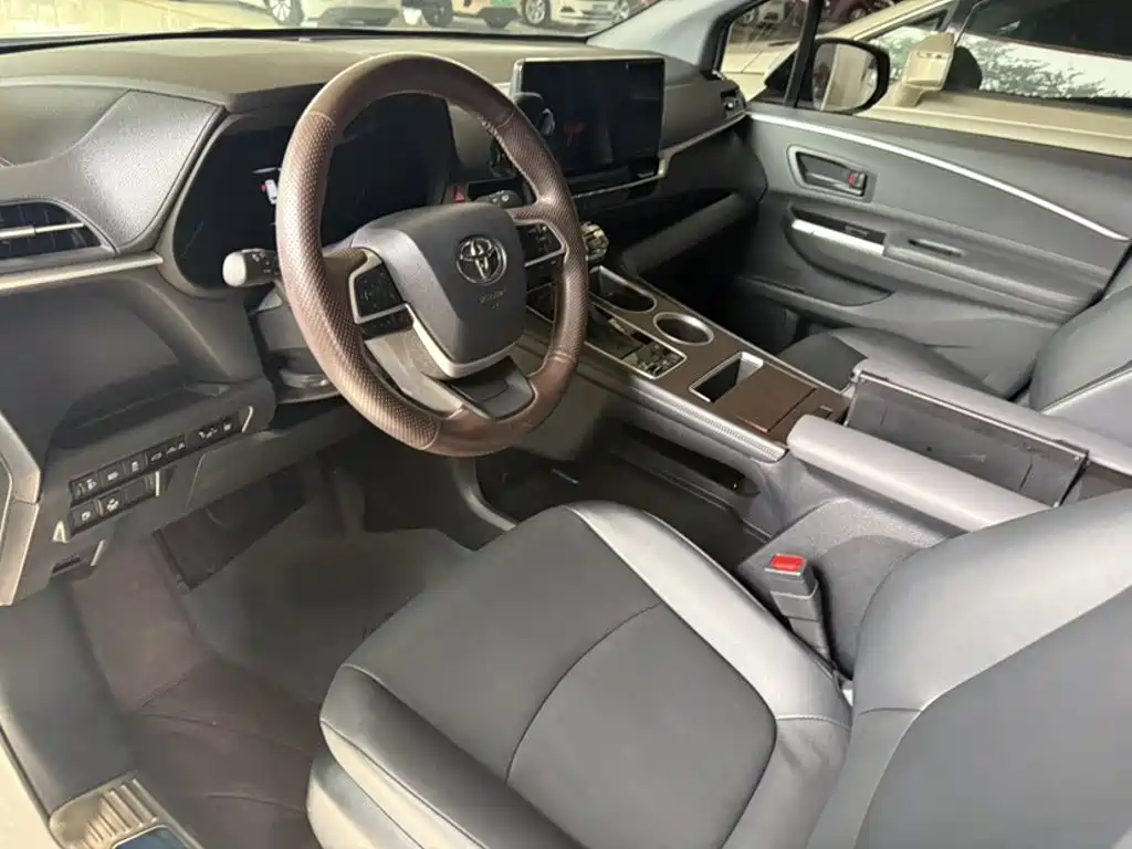 Toyota Granvia — миниатюра 13