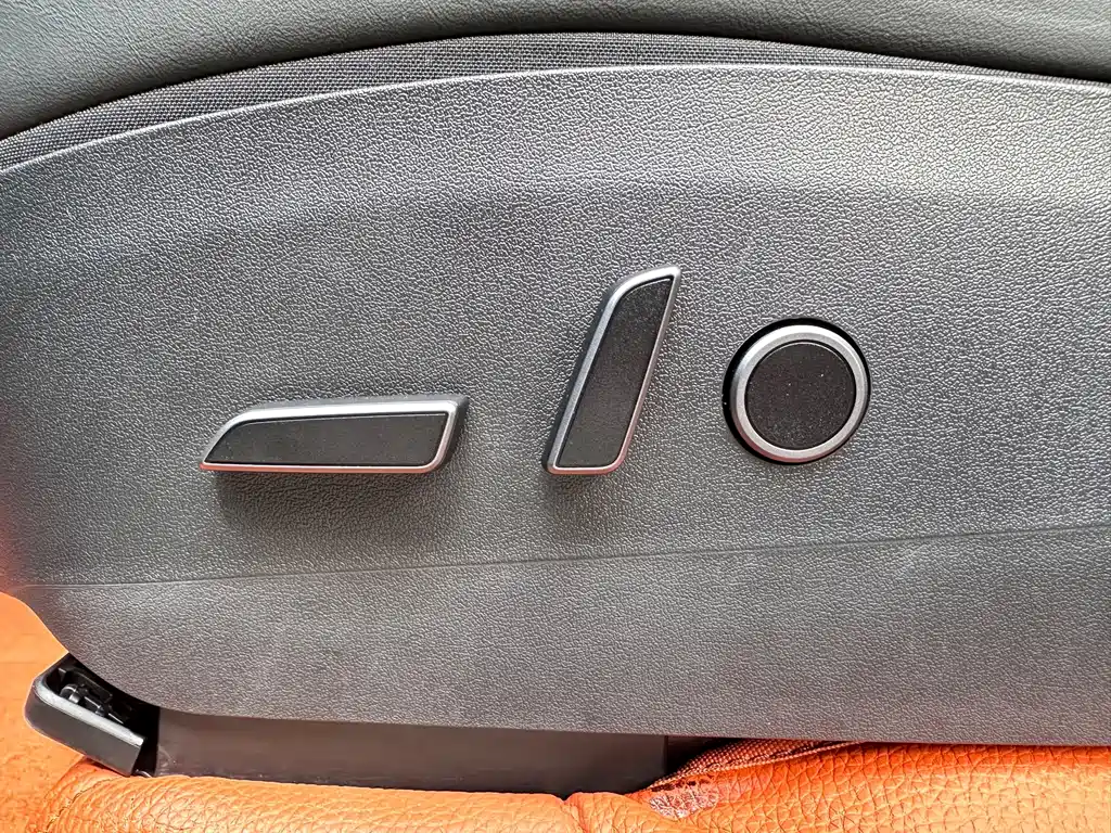 Tesla Model Y — миниатюра 17