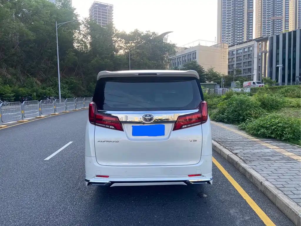 Toyota Alphard — миниатюра 6