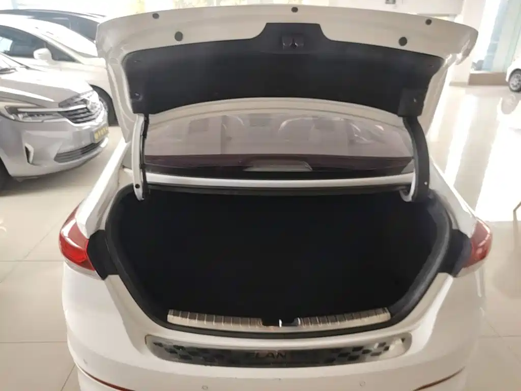 Hyundai Elantra — миниатюра 19