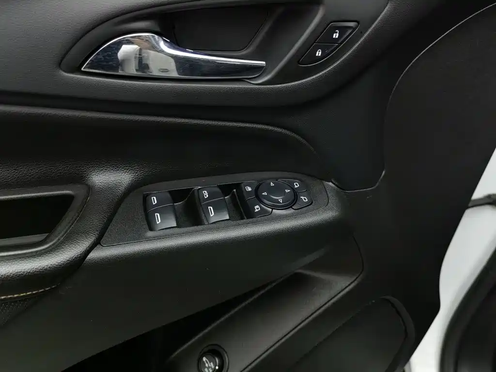 Chevrolet Equinox — миниатюра 9