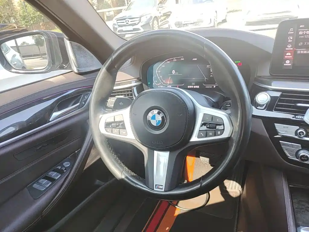 BMW 5 Series — миниатюра 11