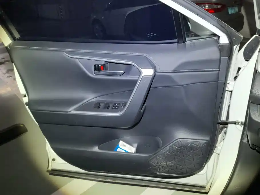 Toyota RAV4 — миниатюра 7