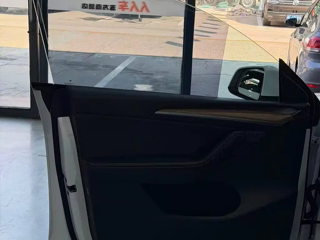 Tesla Model Y — миниатюра 5