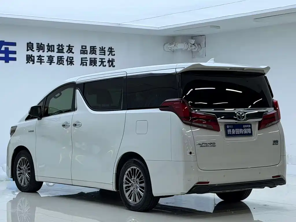Toyota Alphard — миниатюра 9
