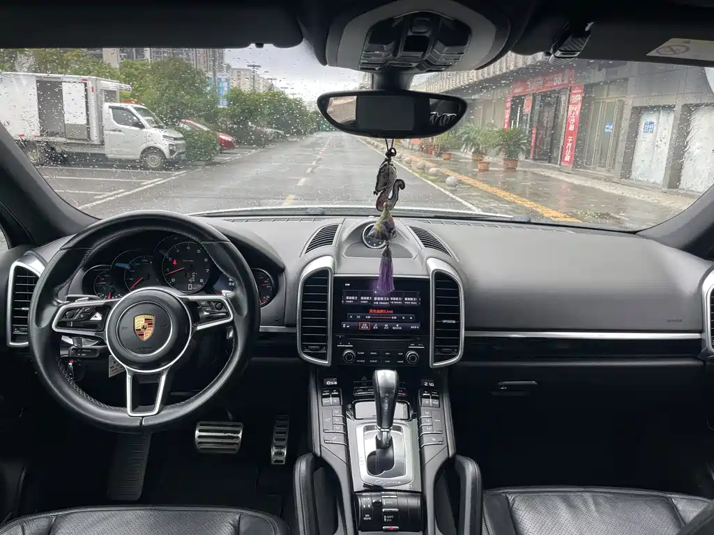 Porsche Cayenne — миниатюра 7