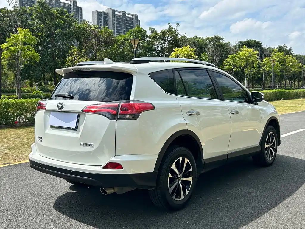 Toyota RAV4 — миниатюра 9