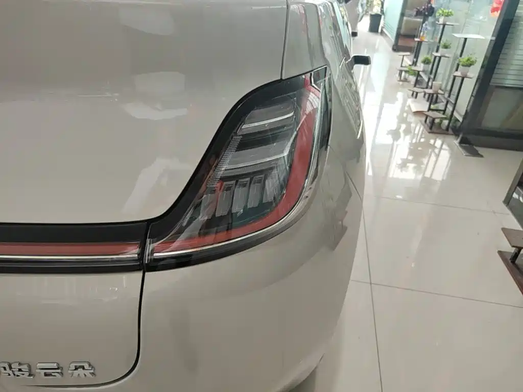 Baojun Yunduo — миниатюра 8
