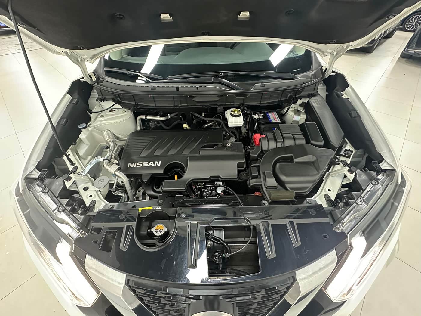 Nissan X-Trail 2.0 л 2023 г. Белый, пробег 39000 км