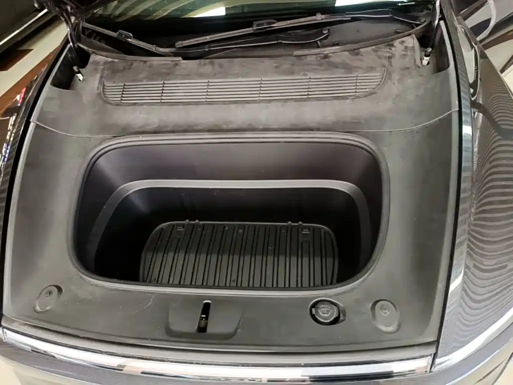 Tesla Model Y — миниатюра 20