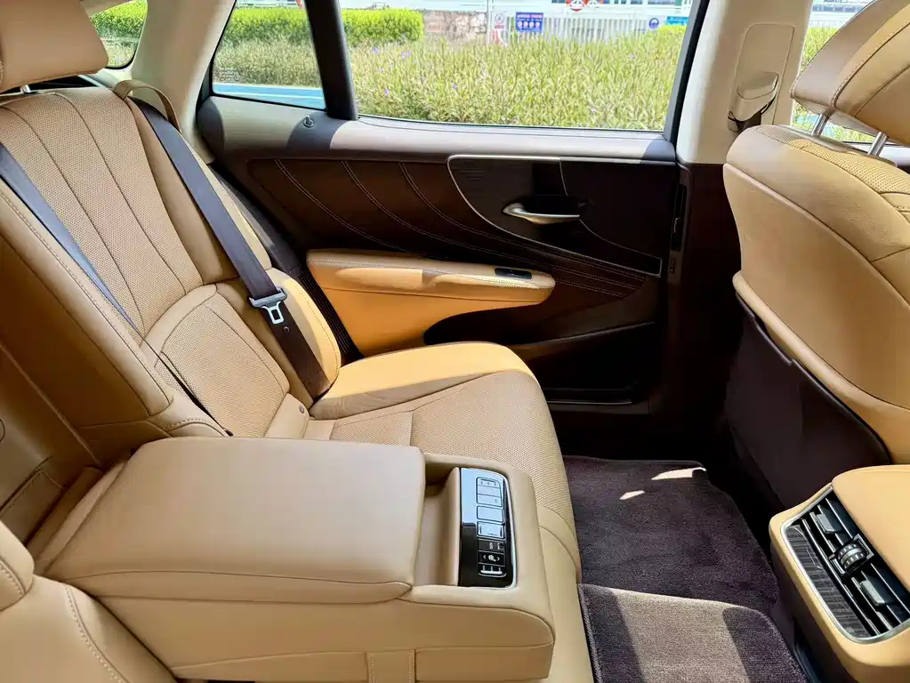Lexus LS — миниатюра 17