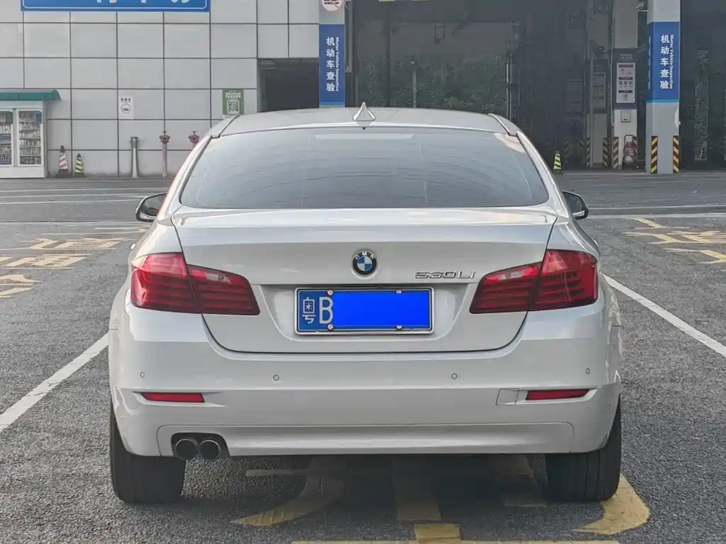 BMW 5 Series — миниатюра 12