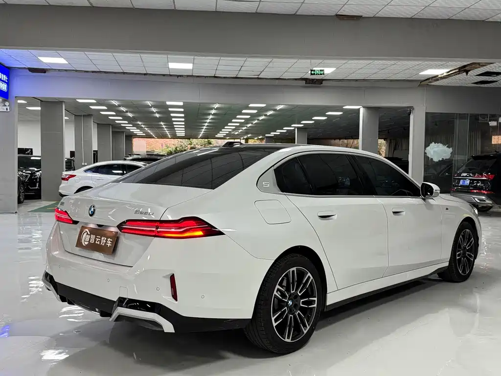 BMW 5 Series — миниатюра 9