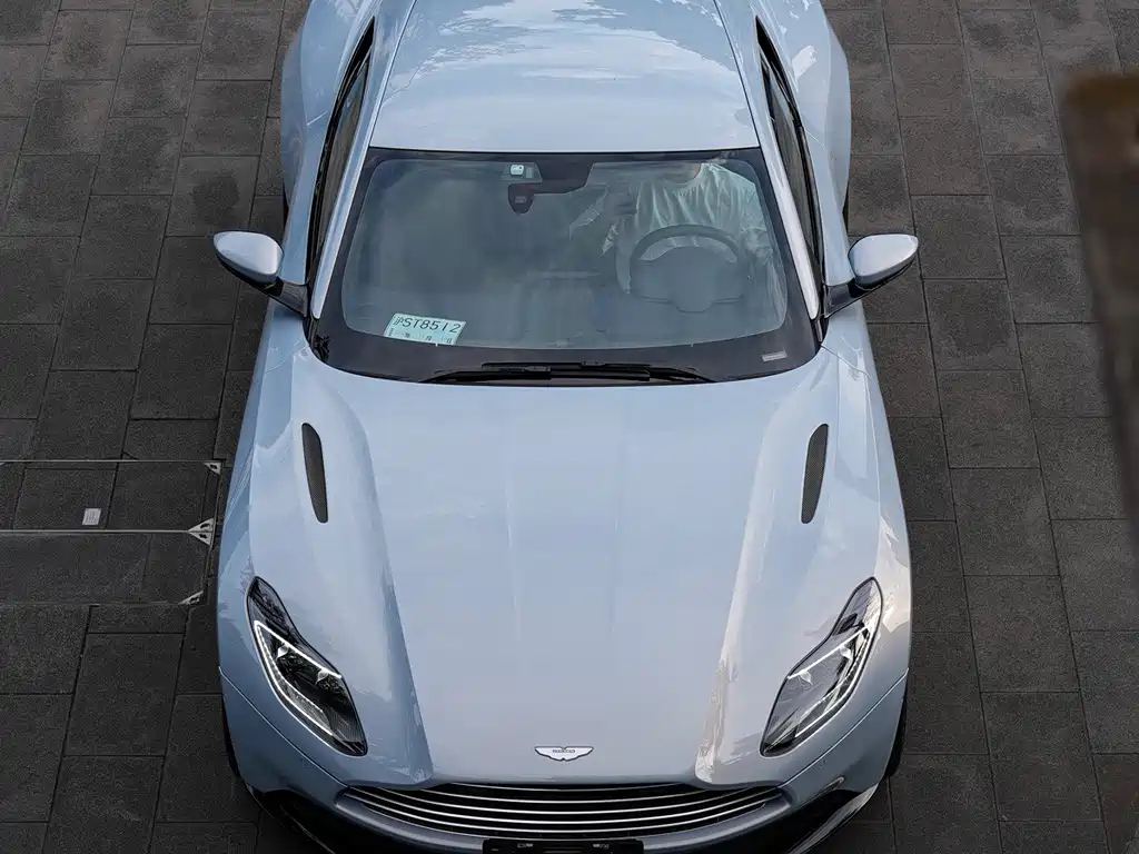 Aston Martin DB11 — миниатюра 2
