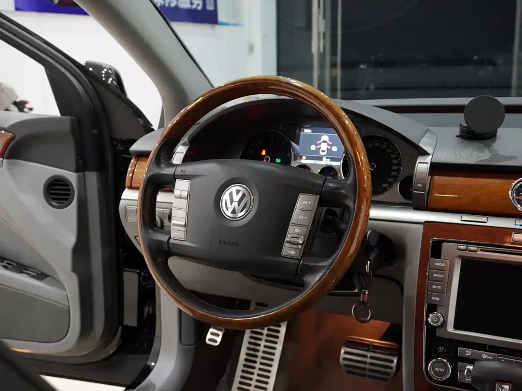 Volkswagen Phaeton — миниатюра 12