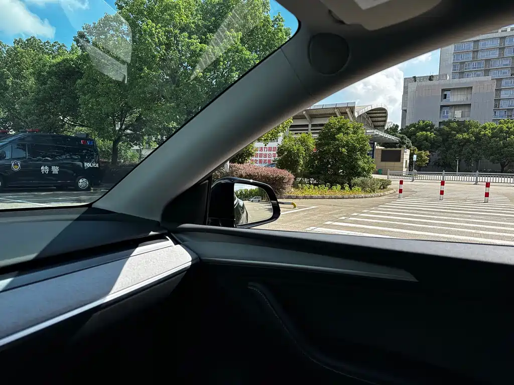 Tesla Model Y — миниатюра 14