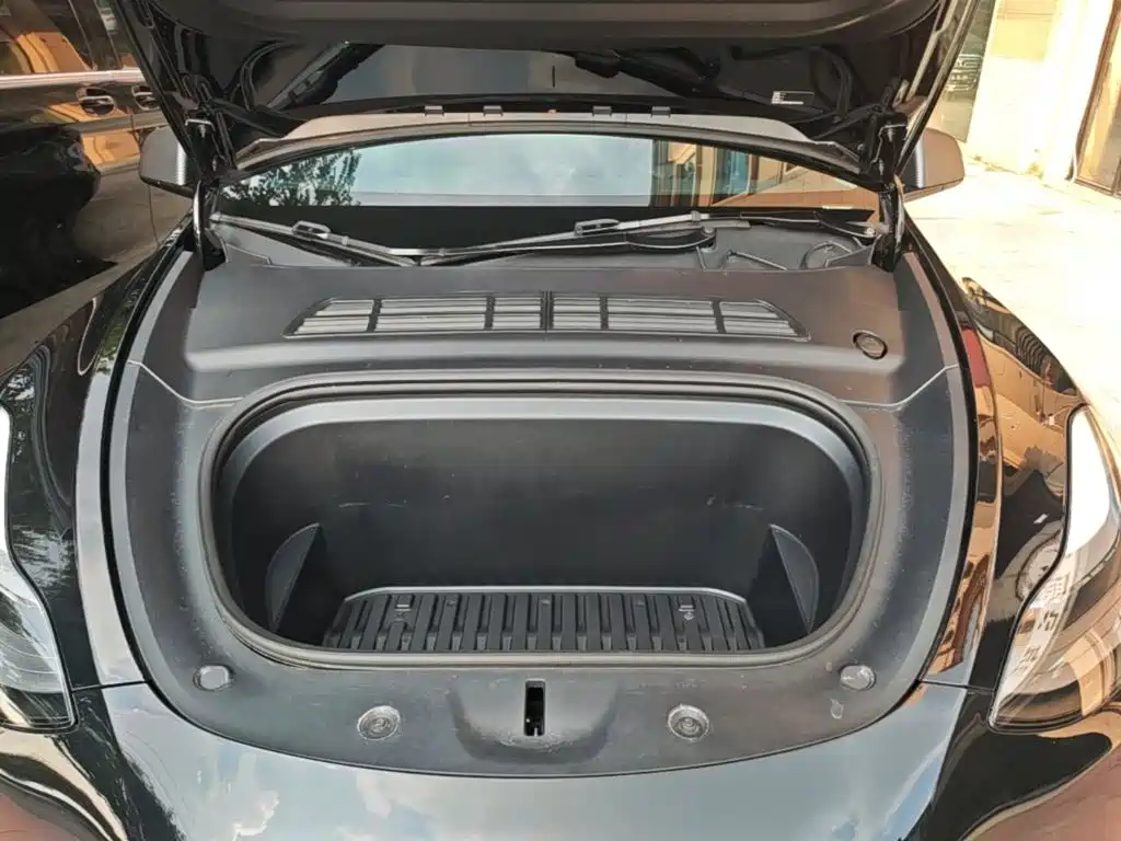 Tesla Model Y — миниатюра 20