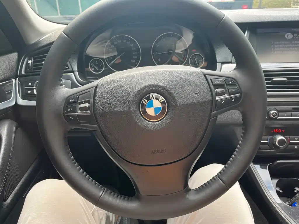 BMW 5 Series — миниатюра 12