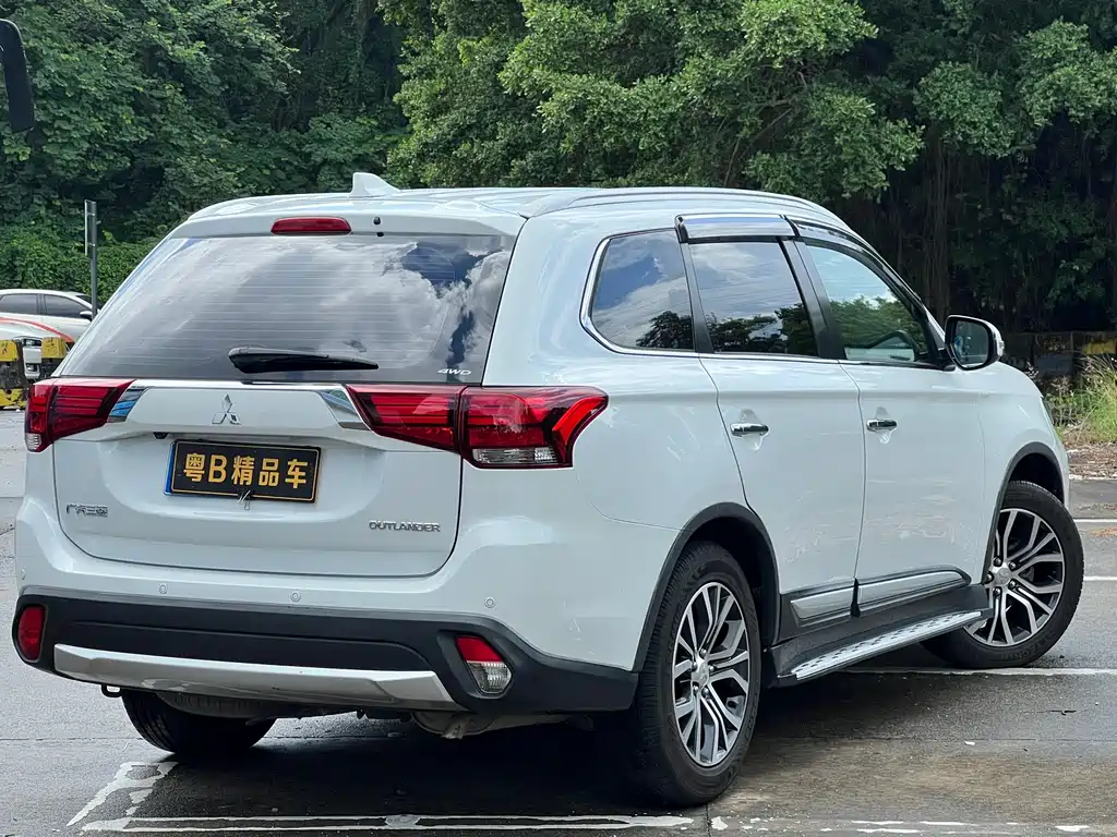 MITSUBISHI OUTLANDER