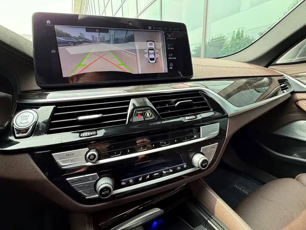 BMW 5 Series — миниатюра 13