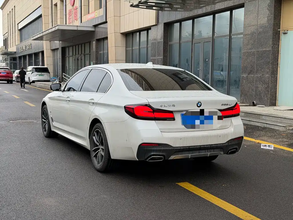 BMW 5 Series — миниатюра 6