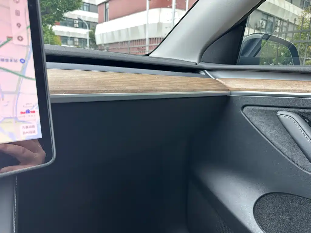 Tesla Model Y — миниатюра 9