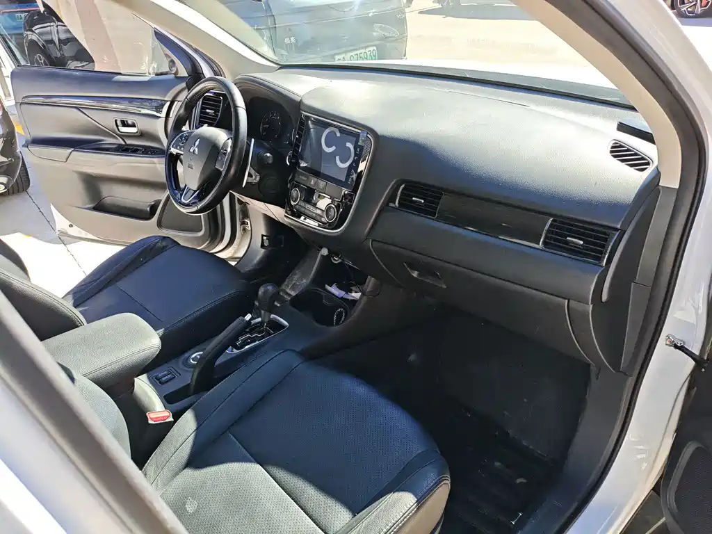 Mitsubishi Outlander — миниатюра 13