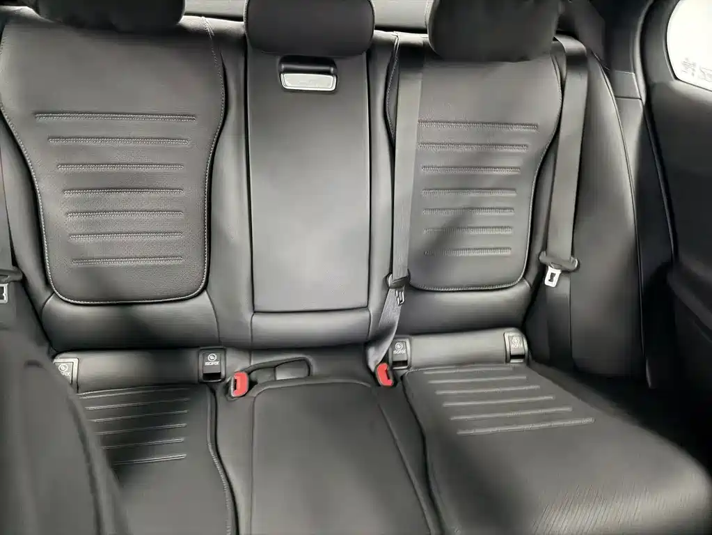 Mercedes-Benz C-Class — миниатюра 12