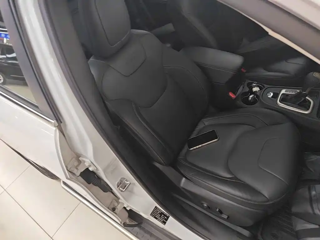 Jeep Cherokee — миниатюра 25