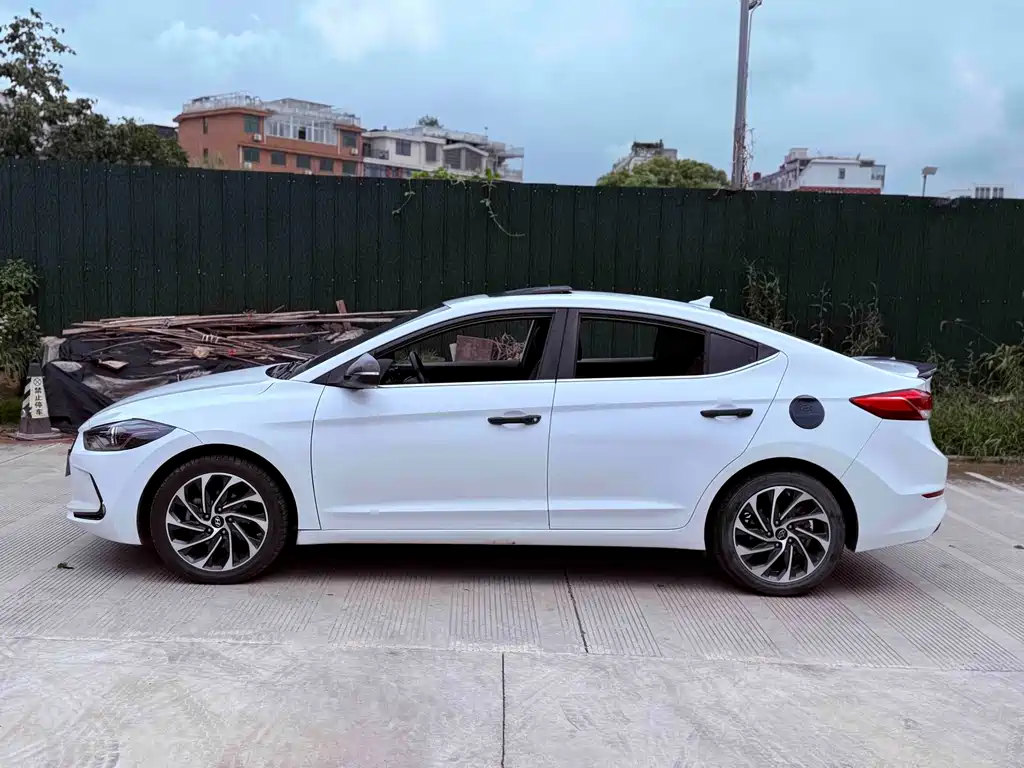 Hyundai Elantra — миниатюра 8