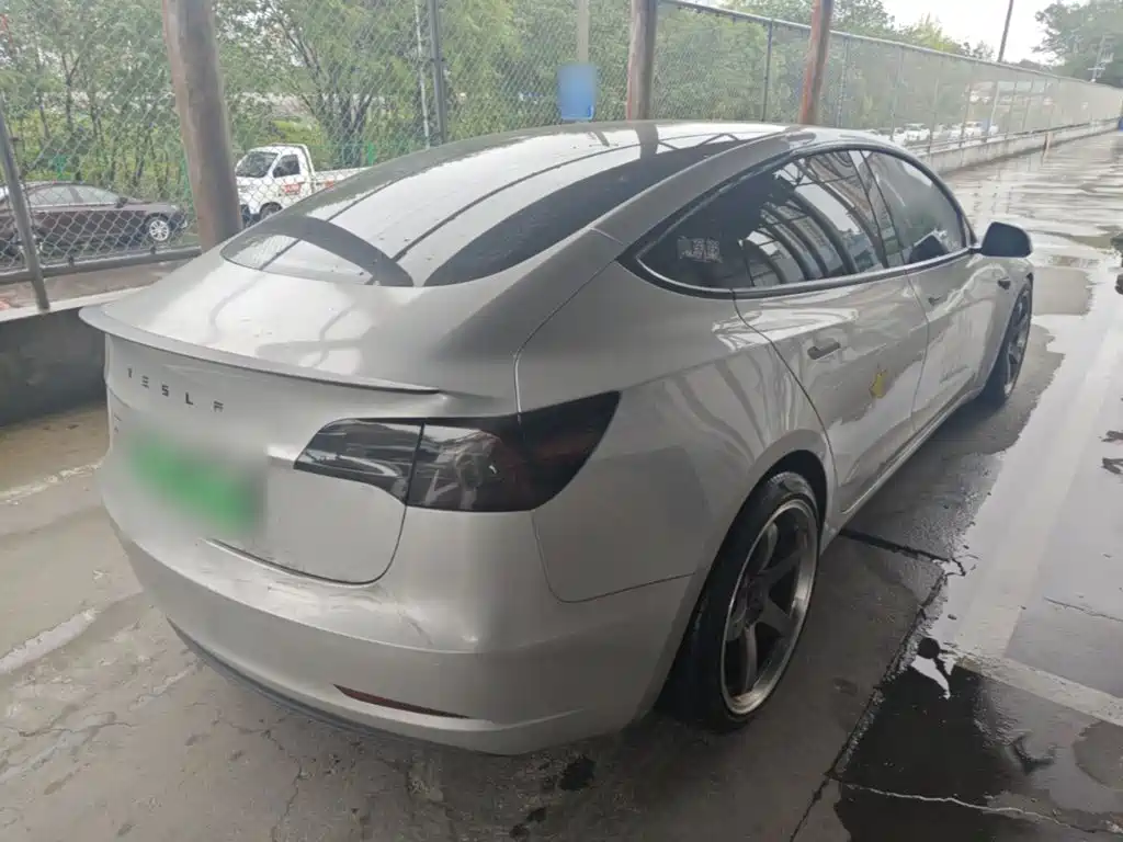 Tesla Model 3 — миниатюра 7