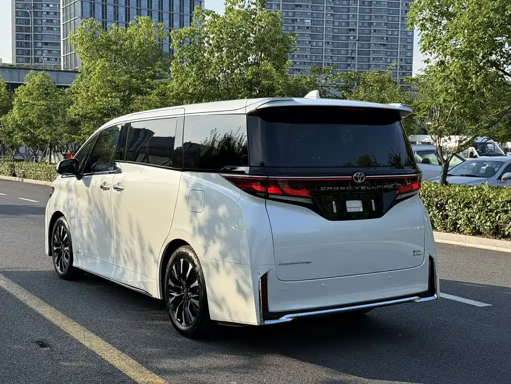 Toyota Alphard — миниатюра 3