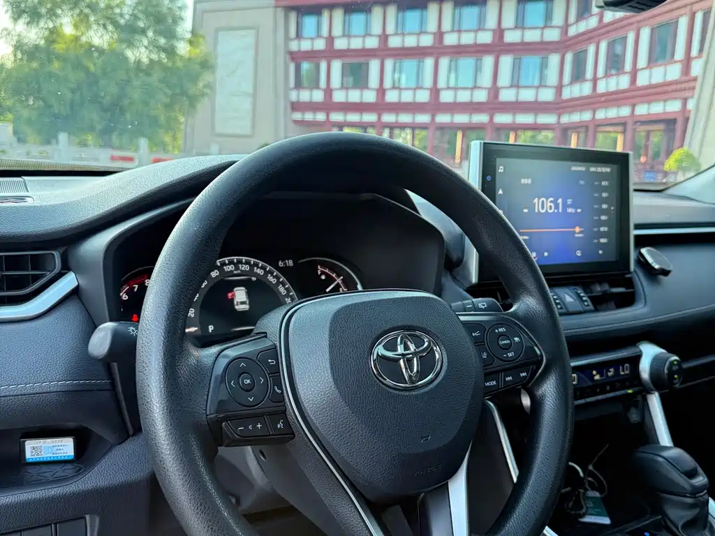 Toyota RAV4 — миниатюра 8