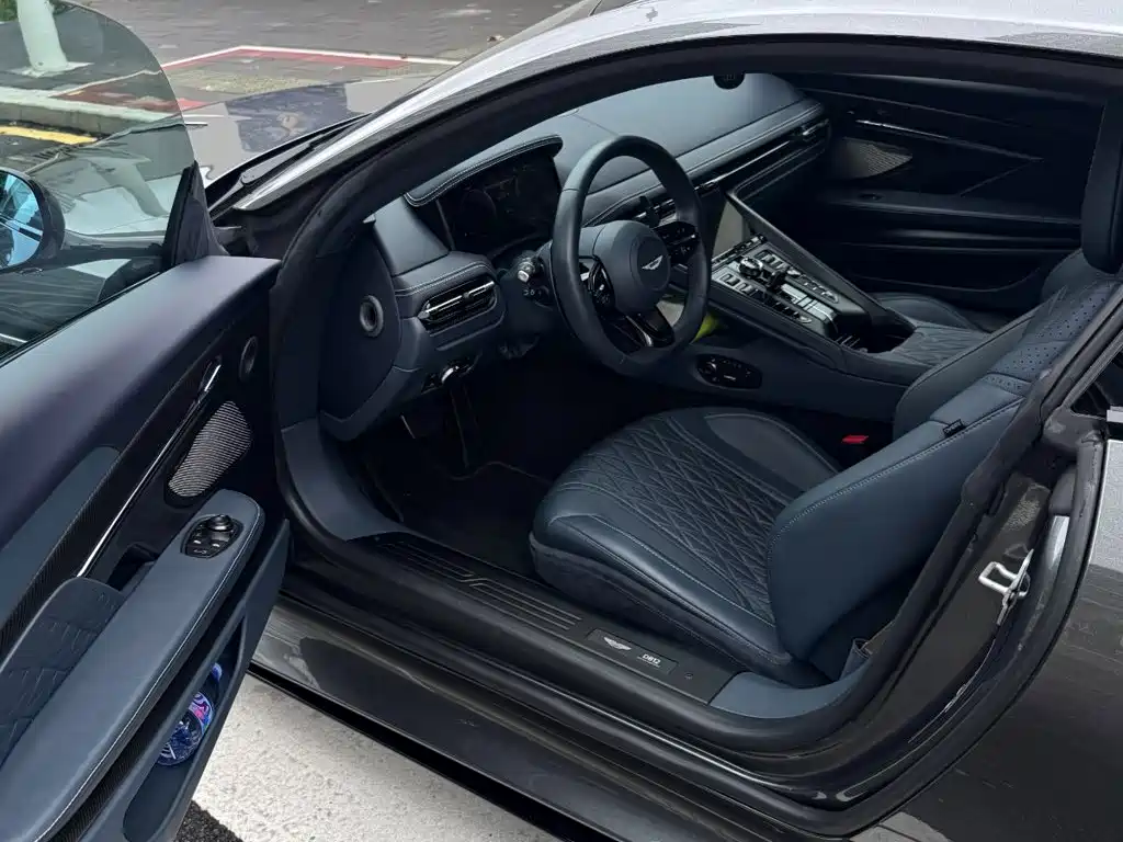 Aston Martin DB12 — миниатюра 6