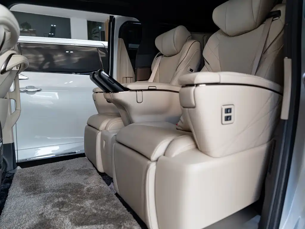 Toyota Alphard — миниатюра 10