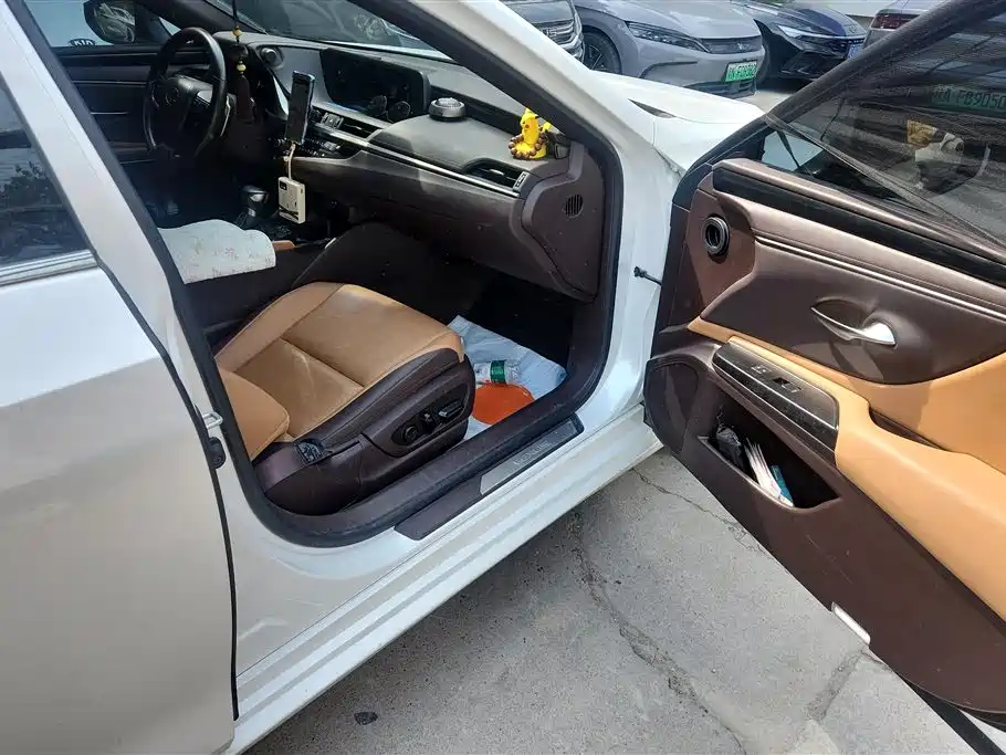 Lexus ES 2020 200