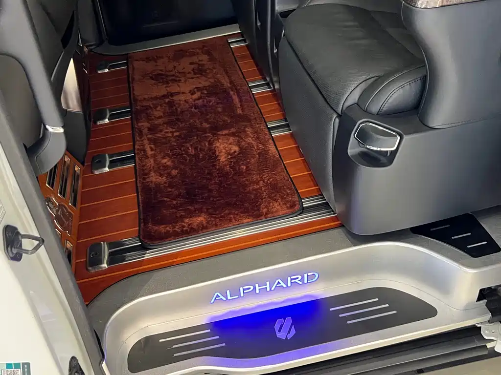 Toyota Alphard — миниатюра 15