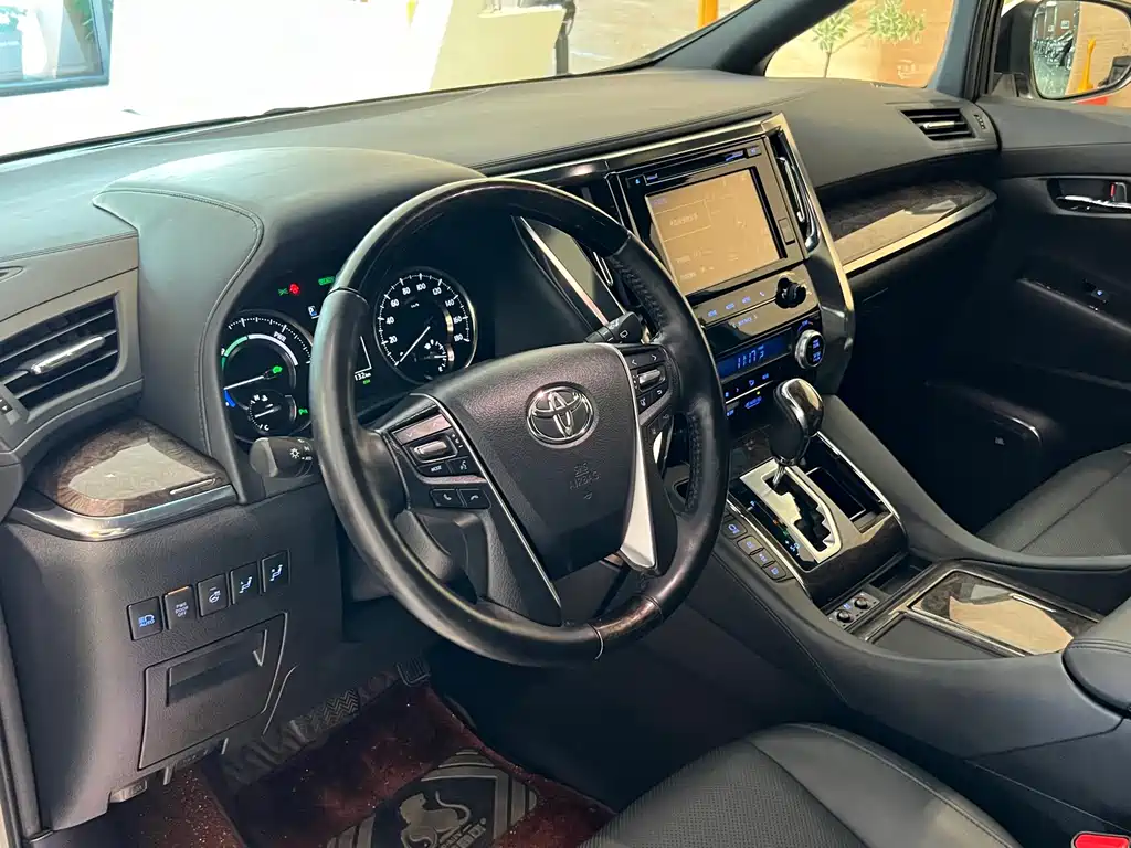Toyota Alphard — миниатюра 8
