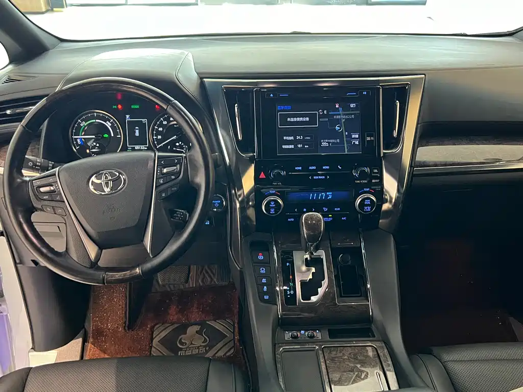 Toyota Alphard — миниатюра 7
