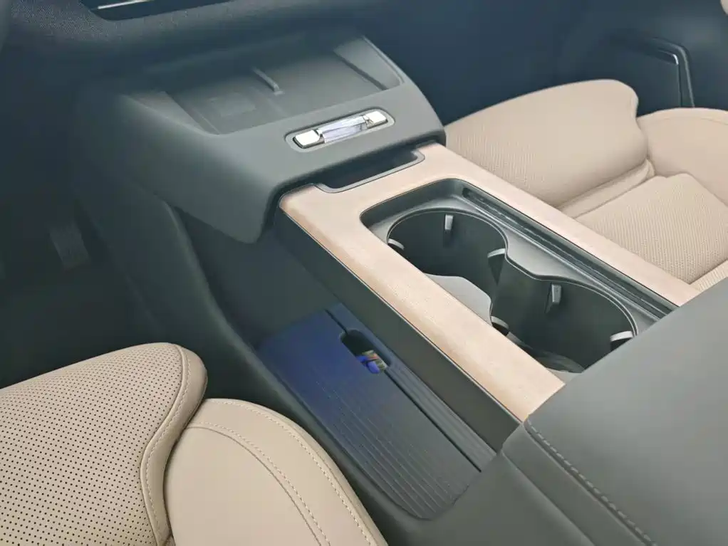Volvo XC70 PHEV — миниатюра 27