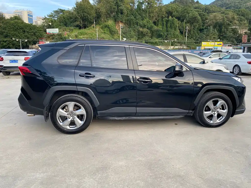 Toyota RAV4 — миниатюра 4