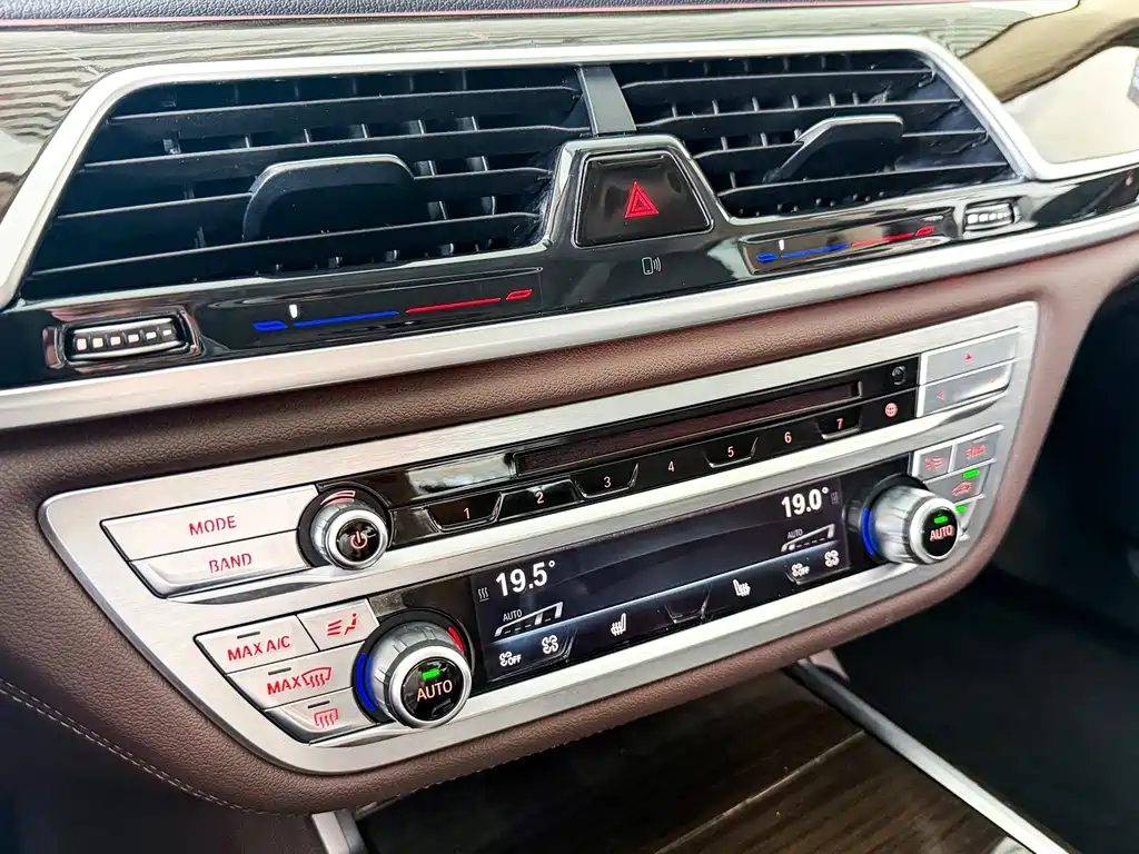 BMW 7 Series — миниатюра 16