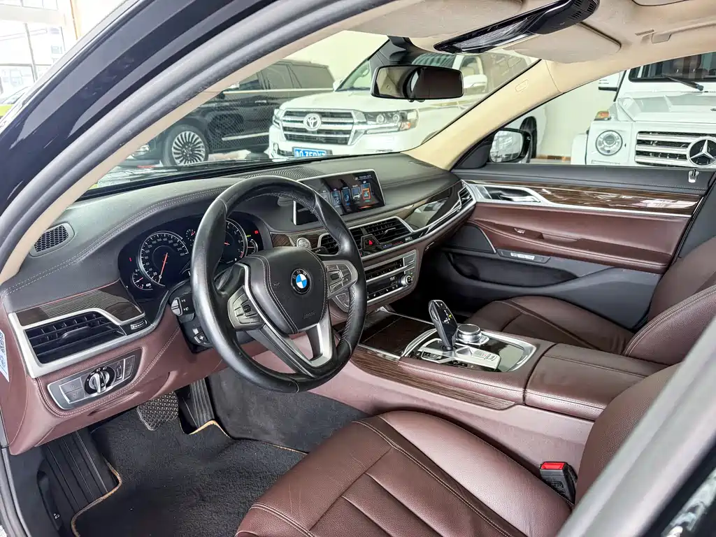 BMW 7 Series — миниатюра 8