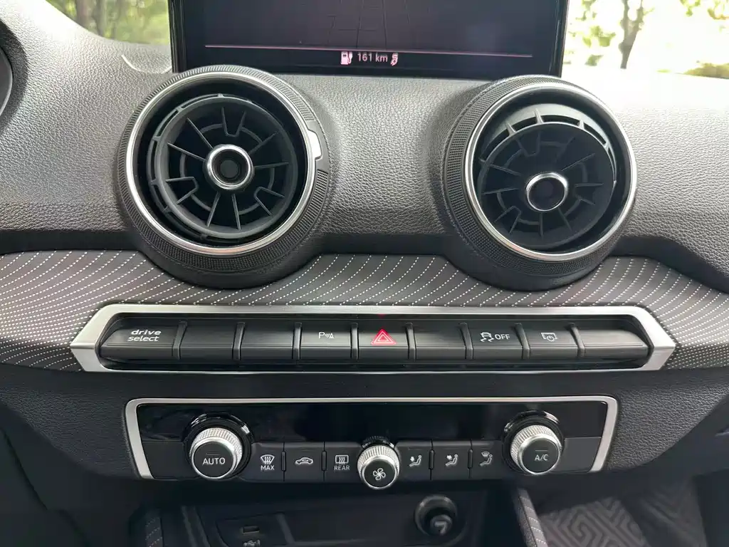 Audi Q2L e-tron — миниатюра 12