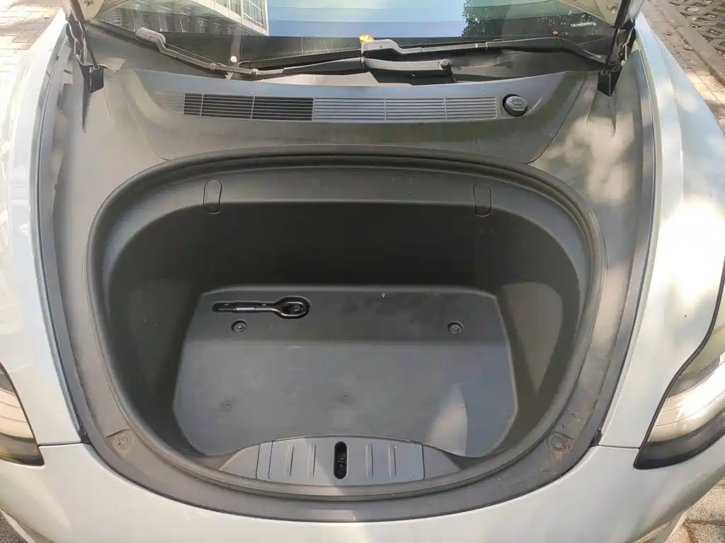 Tesla Model 3 — миниатюра 21
