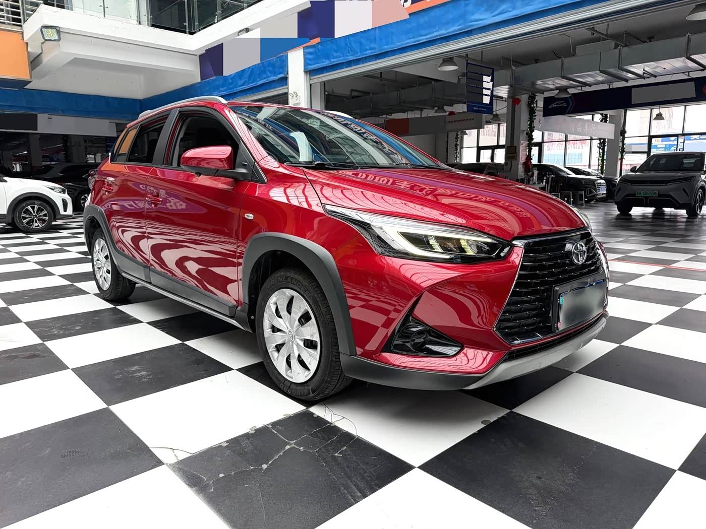 Toyota YARiS L Zhi Xuan 1.5 л 2022 г. желто-оранжевый, пробег 26000 км