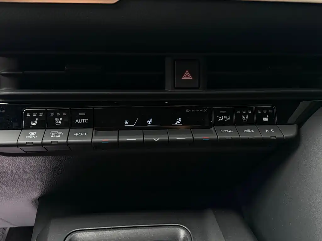 Toyota Crown SportCross SportCross 2023 2.5L SportCross HEV Luxury