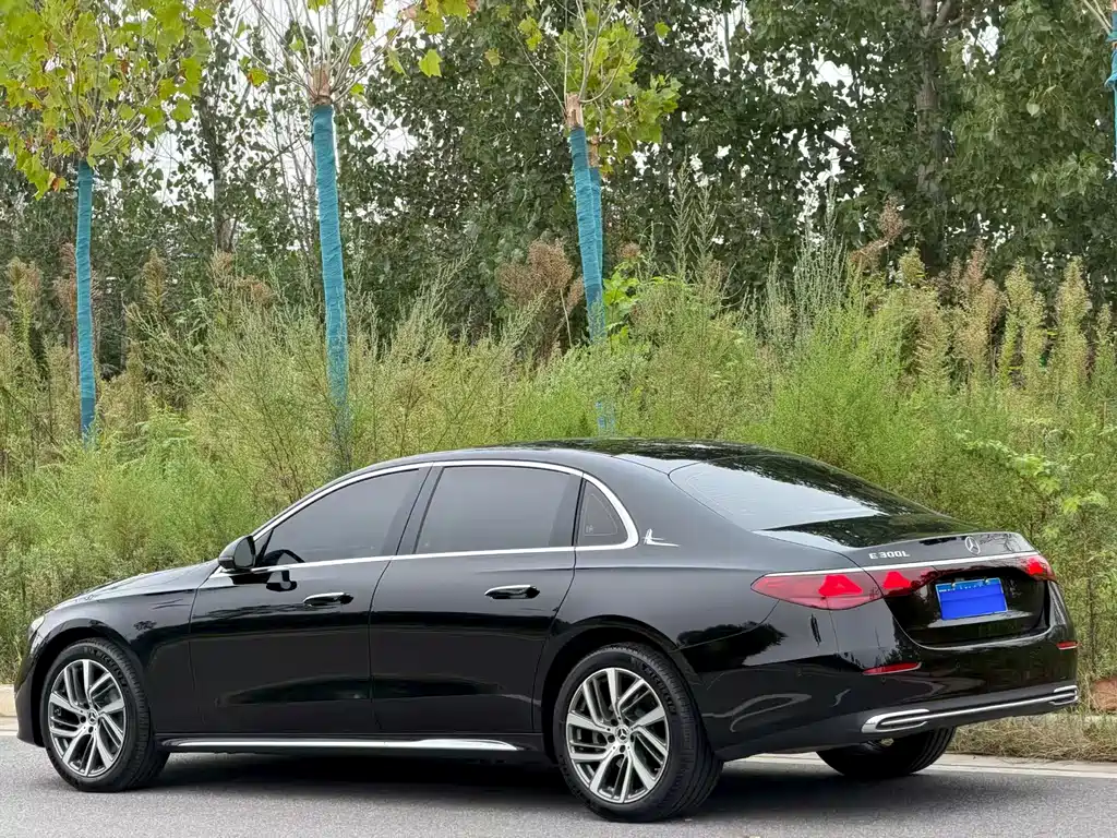 Mercedes-Benz E-Class — миниатюра 11