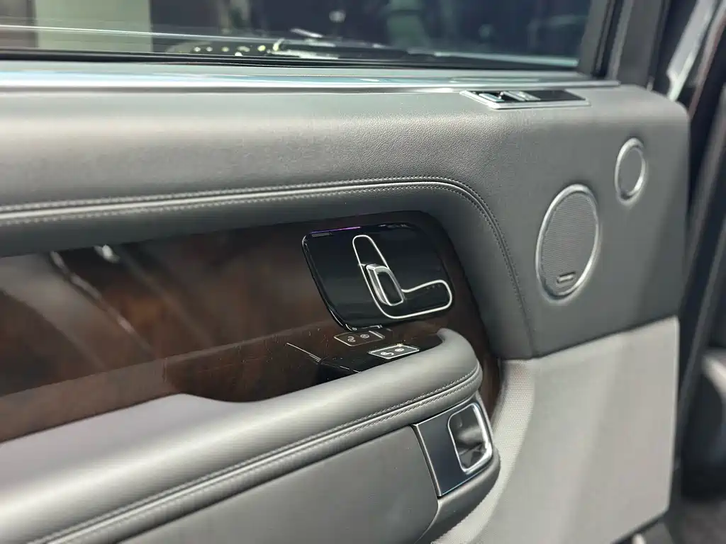 Land Rover Range Rover — миниатюра 8